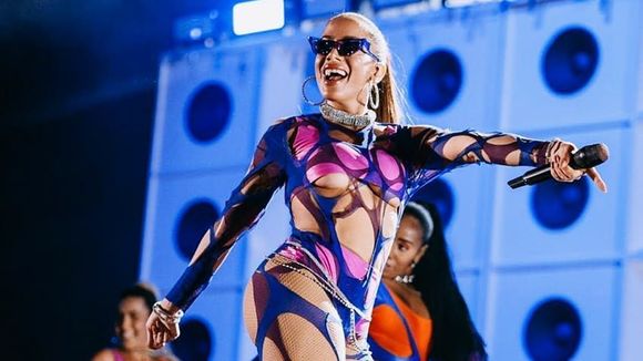"Anitta: Made in Honório" prova força da cantora e deixa fãs emocionados! Confira as reações