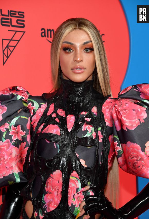 Pabllo Vittar mostrou detalhes do Brasil no clipe de "Então Vai", com Diplo