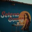 Fãs de Selena Gomez reparam detalhe "bem brasileiro" no clipe de "Baila Conmigo"