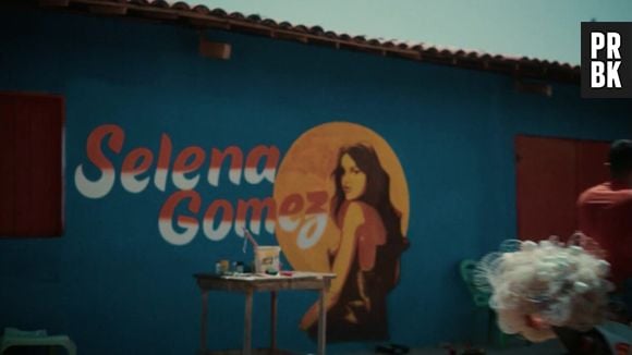 Fãs de Selena Gomez reparam detalhe "bem brasileiro" no clipe de "Baila Conmigo"