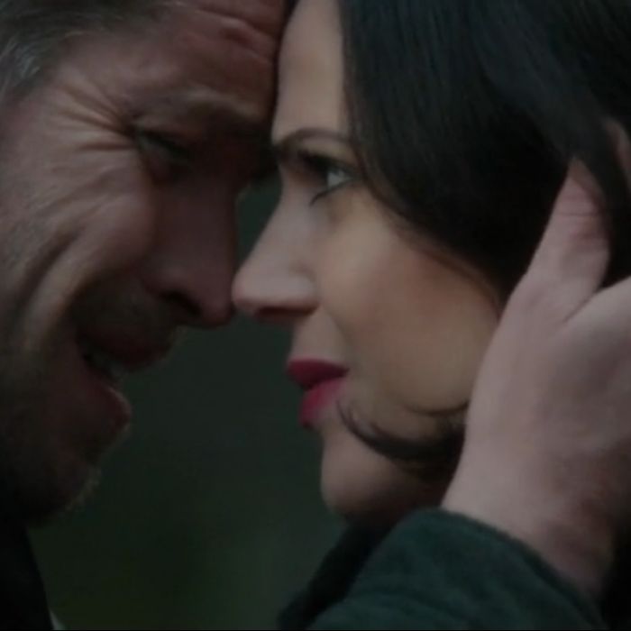  Em &quot;Once Upon a Time&quot;, Robin (Sean Maguire) chora ao se despedir de Regina (Lana Parrilla) 