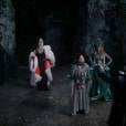  Belle (Emilie de Ravin) &eacute; feita de ref&eacute;m pelas Rainhas no Mal em"Once Upon a Time" e Rumple (Robert Carlyle) a defende 