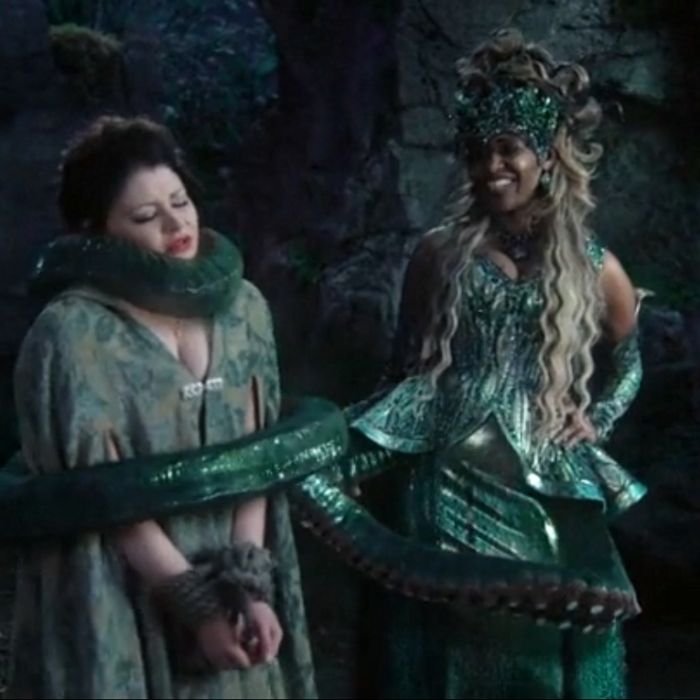  Ursula (Merrin Dungey) tenta matar Belle (Emilie de Ravin) em &quot;Once Upon a Time&quot; 