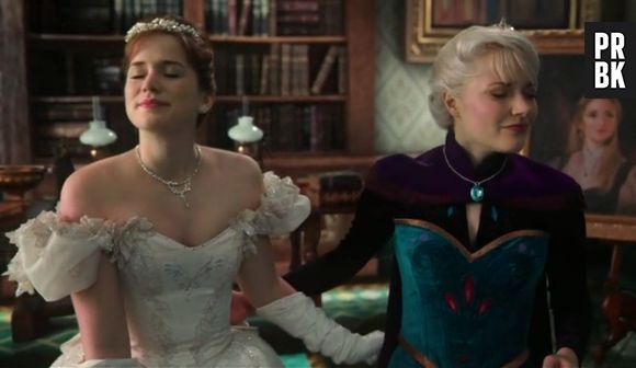 Em "Once Upon a Time", Anna (Elizabeth Lail) fica pronta vestida de noiva ao lado de Elsa (Georgina Haig)