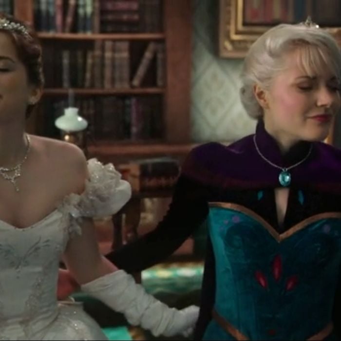  Em &quot;Once Upon a Time&quot;, Anna (Elizabeth Lail) fica pronta vestida de noiva ao lado de Elsa (Georgina Haig) 