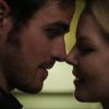 Emma (Jennifer Morrison) devolve o coração de Hook (Colin O'Donoghue) e eles se beijam em "Once Upon a Time"