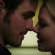  Emma (Jennifer Morrison) devolve o cora&ccedil;&atilde;o de Hook (Colin O'Donoghue) e eles se beijam em "Once Upon a Time" 