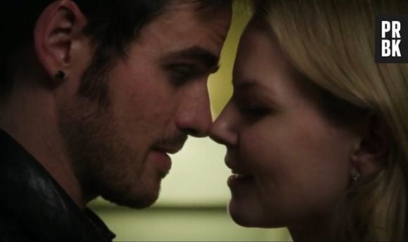 Emma (Jennifer Morrison) devolve o coração de Hook (Colin O'Donoghue) e eles se beijam em "Once Upon a Time"