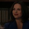 Em "Once Upon a Time", Regina (Lana Parrilla) sorri ao ouvir que Emma (Jennifer Morrison) vai ajudá-la