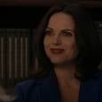  Em "Once Upon a Time", Regina (Lana Parrilla) sorri ao ouvir que Emma (Jennifer Morrison) vai ajud&aacute;-la 