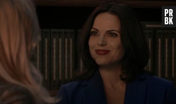 Em "Once Upon a Time", Regina (Lana Parrilla) sorri ao ouvir que Emma (Jennifer Morrison) vai ajudá-la