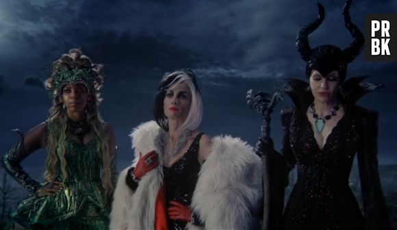 Ursula (Merrin Dungey), Cruella (Victoria Smurfit) e Malévola (Kristin Bauer) enfrentam Rumple (Robert Carlyle) em "Once Upon a Time"