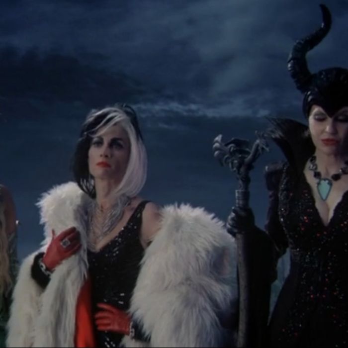  Ursula (Merrin Dungey), Cruella (Victoria Smurfit) e Mal&amp;eacute;vola (Kristin Bauer) enfrentam Rumple (Robert Carlyle) em &quot;Once Upon a Time&quot; 