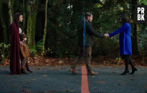 Robin (Sean Maguire) cruza a linha da cidade de Storybrooke e se despede de Regina (Lana Parrilla) em "Once Upon a Time"