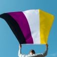 O gênero não-binário é representado pela bandeira nas cores preto, roxo, branco e amarelo