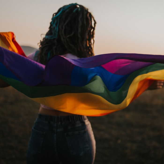 Pessoas não-binárias e transexuais tem identidades de gênero dentro do espectro LGBTQIA+