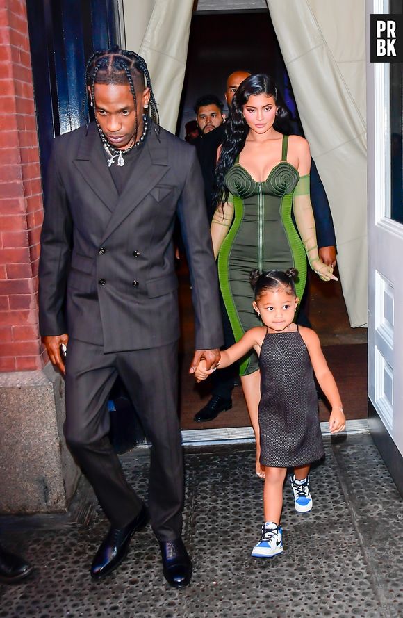 Travis Scott decida prêmio e se declara à família: 'Stormi, eu te amo e esposa, eu te amo'