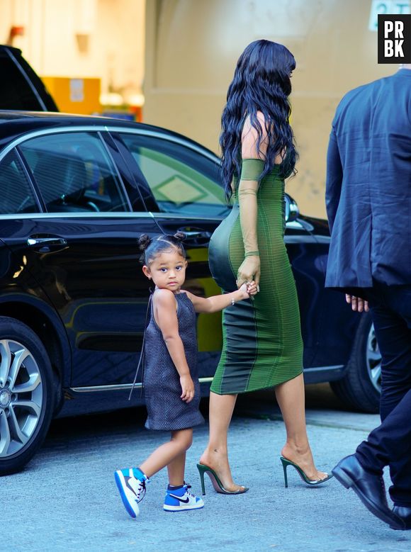 Filha de Travis Scott e Kylie Jenner, Stormi rouba à cena em premiação com os pais