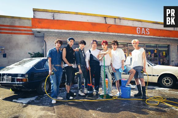 Antes do ensaio na praia, o BTS tinha lançado fotos em um posto de gasolina