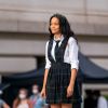 Lenços são adaptados em diferentes estilos no reboot de "Gossip Girl"