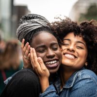 Você sabe tudo sobre o abraço? Faça o teste e descubra