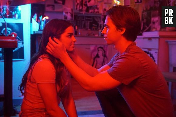 Padgett Sawyr (Addison Rae) e Cameron Kweller (Tanner Buchanan) são o casal principal