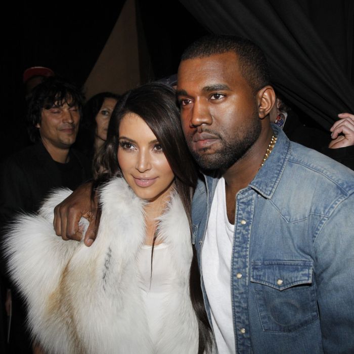 Kim Kardashian aparece vestida de noiva em evento de Kanye West e surpreende fãs