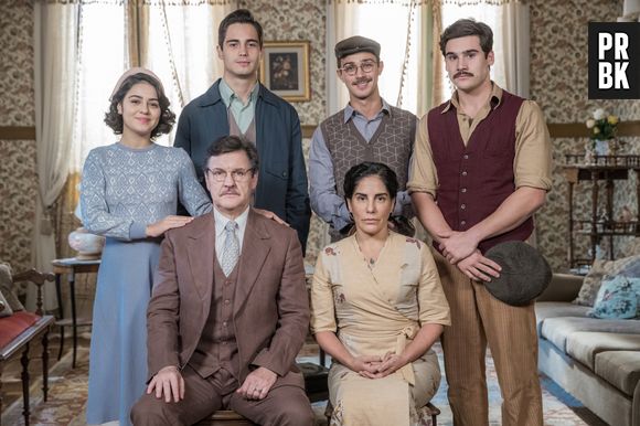 "Éramos Seis" mostrou a tradicional família Lemos, comandada por Lola (Gloria Pires), com seus quatro filhos: Carlos (Xande Valois/Danilo Mesquita), Alfredo (Pedro Sol/Nicolas Prattes), Julinho (Davi de Oliveira/André Luiz Frambach) e Isabel (Maju Lima/Giullia Buscacio)