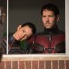 "Homem-Formiga e a Vespa" mostra Scott Lang (Paul Rudd) mergulhando no Reino Quântico para resgatar Janet Van Dyne (Michelle Pfeiffer)