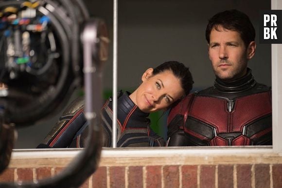 "Homem-Formiga e a Vespa" mostra Scott Lang (Paul Rudd) mergulhando no Reino Quântico para resgatar Janet Van Dyne (Michelle Pfeiffer)