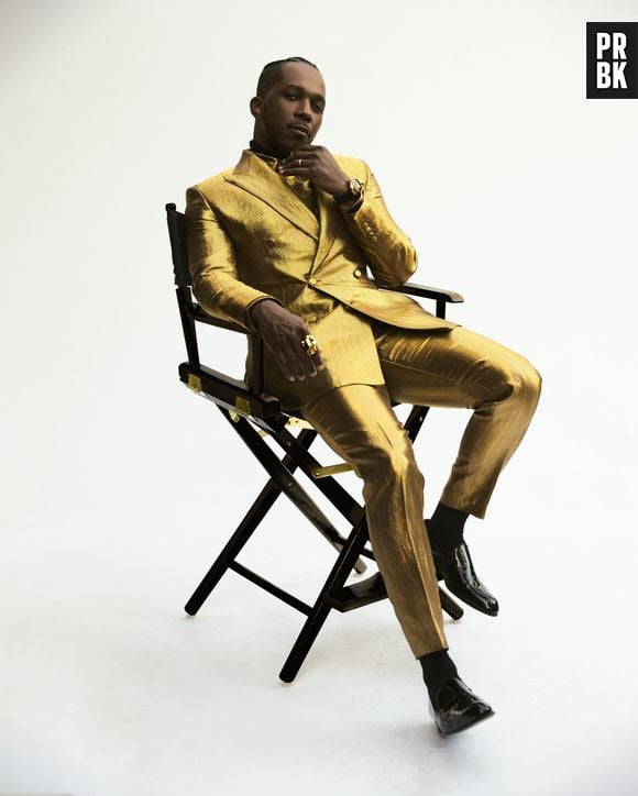 Leslie Odom Jr. manteve os seguidores da moda em alerta durante temporadas de premiações, abraçando cores ousadas, estampas descoladas e até mesmo ouro completo