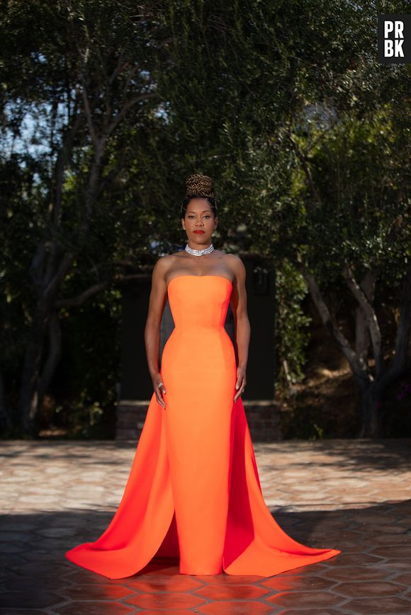 Regina King vem experimentando decotes angulares, bainhas ousadas e detalhes dramáticos, dando mais confiança ao styling