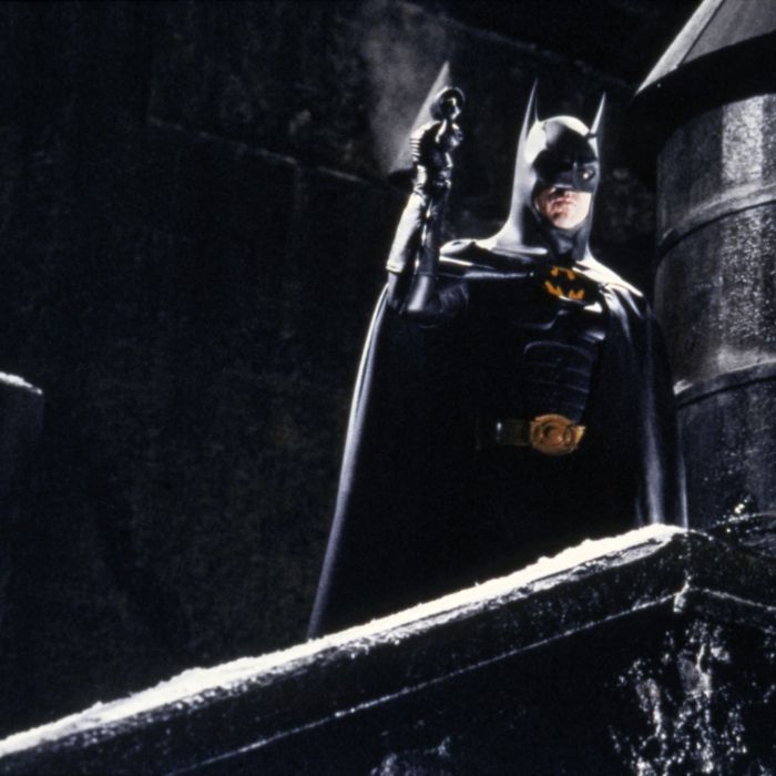  Michael Keaton deu vida à versão do anti-herói dos filmes dirigidos por Tim Burton. Eles contavam com vilões incríveis, como Coringa (Jack Nicholson), Pinguim (Danny Devito) e Mulher-Gato (Michelle Pfeiffer) 
