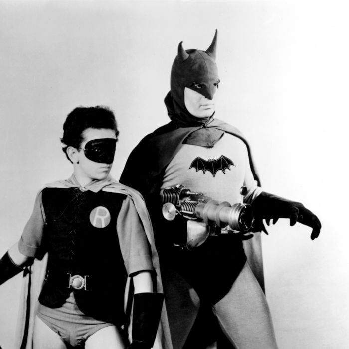  Lewis Wilson foi o primeiro ator a interpretar o Batman nos cinemas, em 1943. Seu filme ajudou a apresentar o homem-morcego para o público e contou com elementos icônicos do universo do personagem  