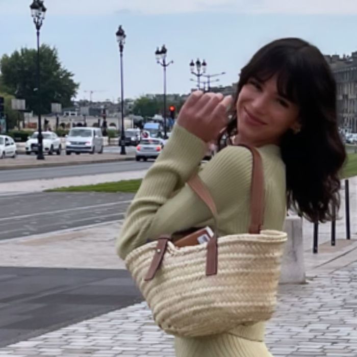 Bruna Marquezine completa look com sandália da marca The Row de $850