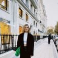 Sasha Meneghel, em Paris, usa um sobretudo alongado em look P&amp;B