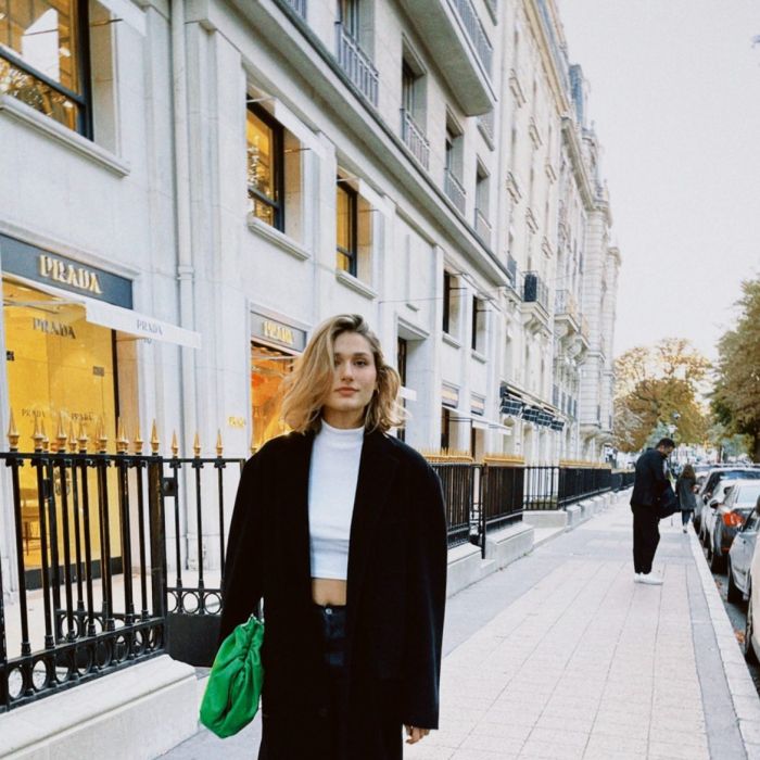 Sasha Meneghel, em Paris, usa um sobretudo alongado em look P&amp;amp;B