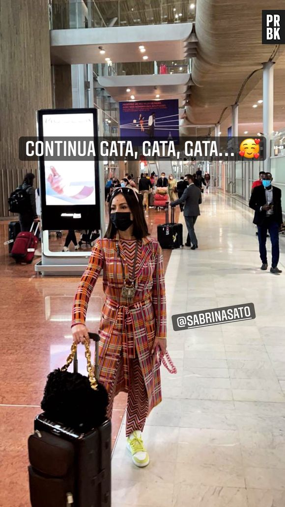 Sabrina Sato chega à Paris com look fazendo mix de estampas