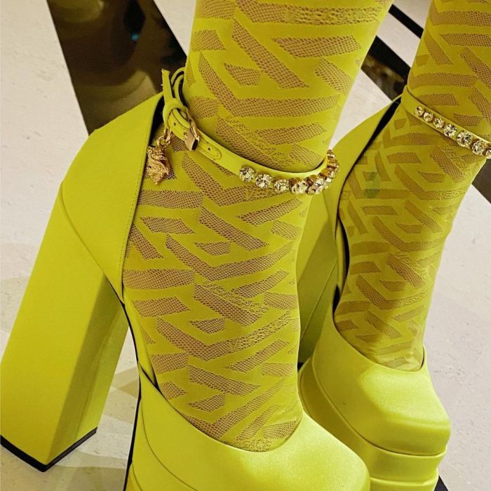 Sabrina Sato combina look com meia-calça amarela da grife Versace