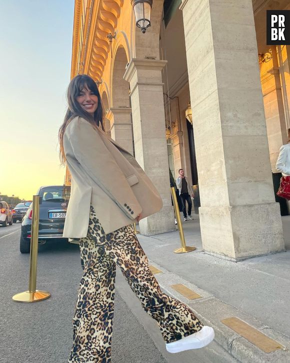 Isis Valverde chega a Paris com animal print e tênis Puma