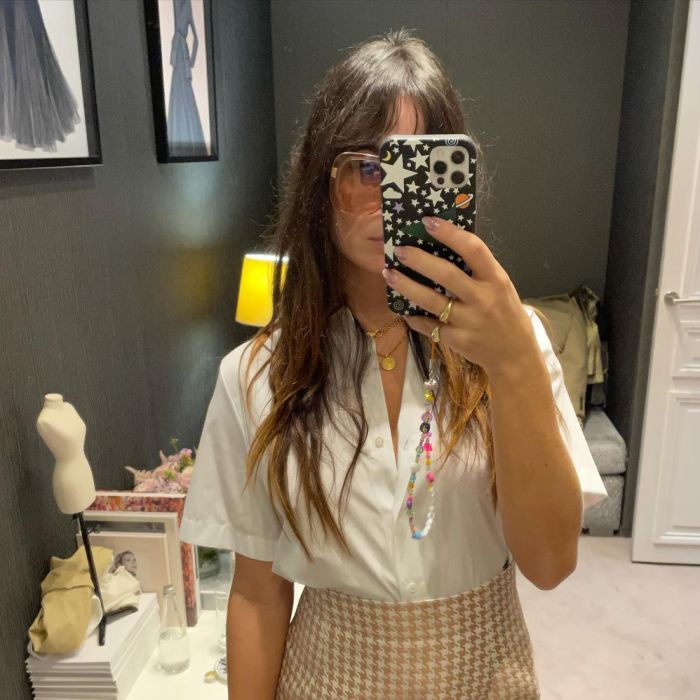 Isis Valverde faz selfie no espelho com saia da grife Dior