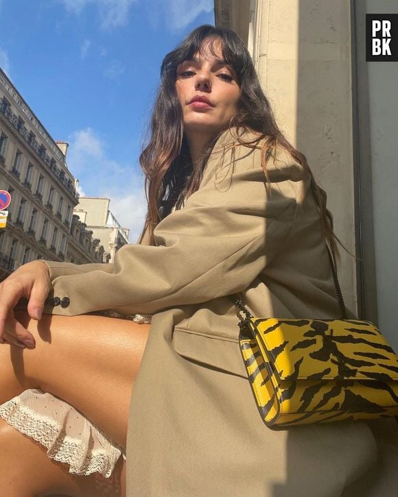 Isis Valverde combina look com bolsa animal print nas cores amarelo e preto