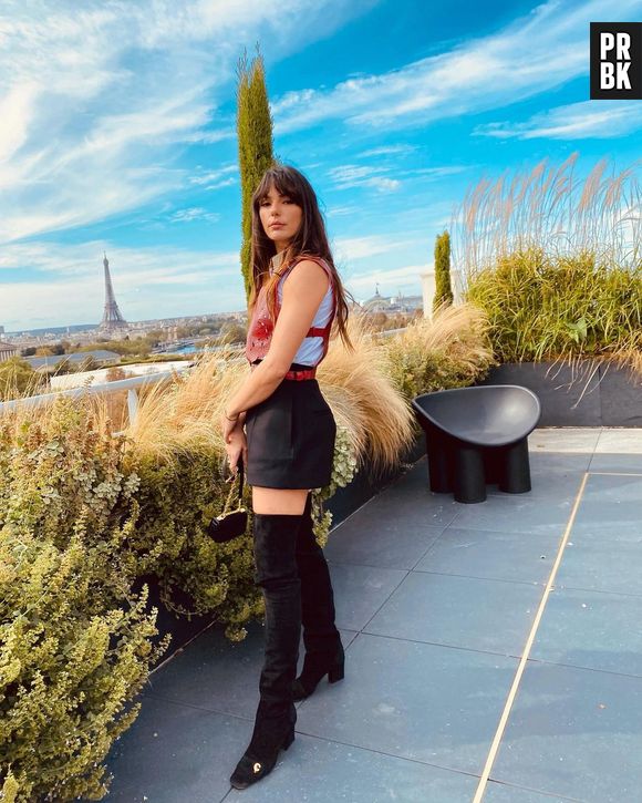 Isis Valverde combina look com par de botas Over The Knee