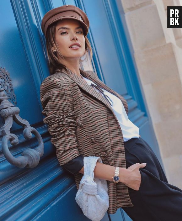 Alessandra Ambrosio combina blazer xadrez com boina em look em Paris