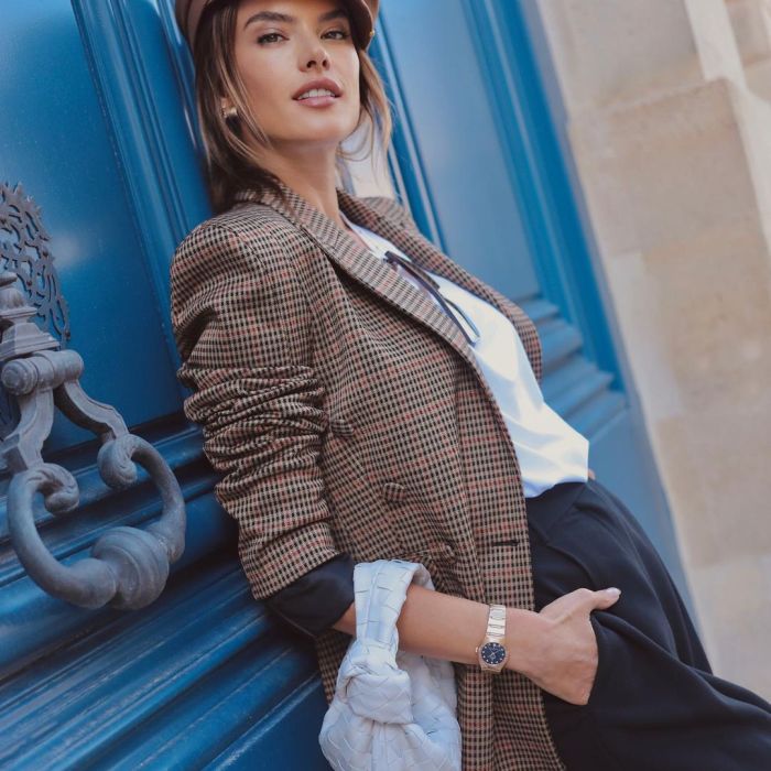 Alessandra Ambrosio combina blazer xadrez com boina em look em Paris
