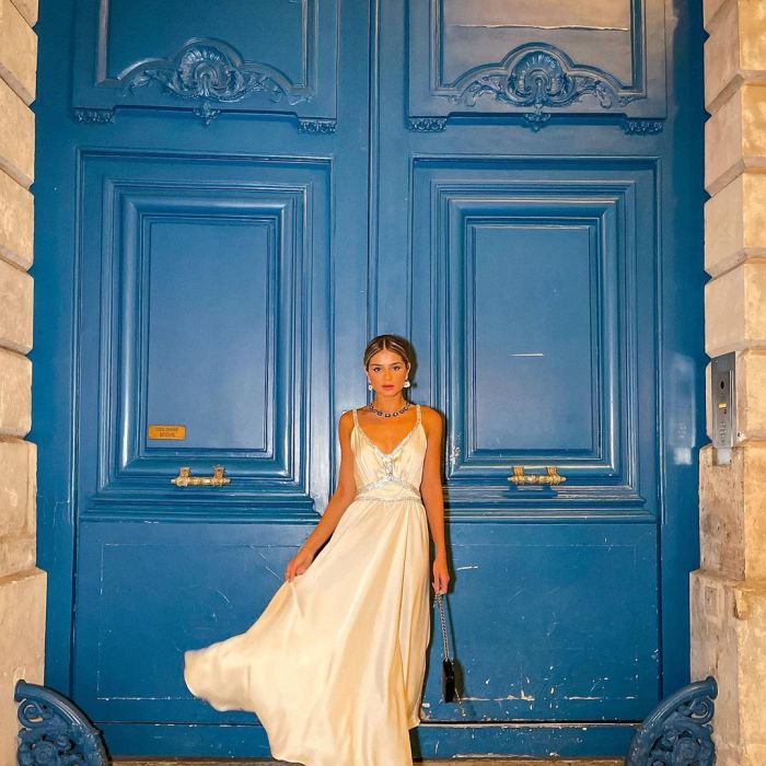Thassia Naves usa vestido fluido  Paco Rabanne em Paris 