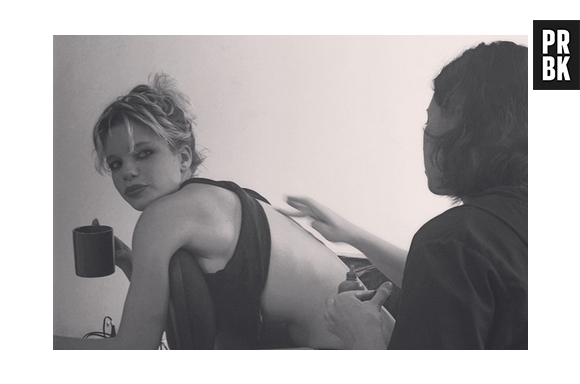 Bruna Linzmeyer retocando a tatuagem de Amsterdam para o filme de Neville D'Almeida