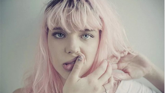 Bruna Linzmeyer emagrece 10kg para viver o drama de uma garota que se prostitui para comprar drogas