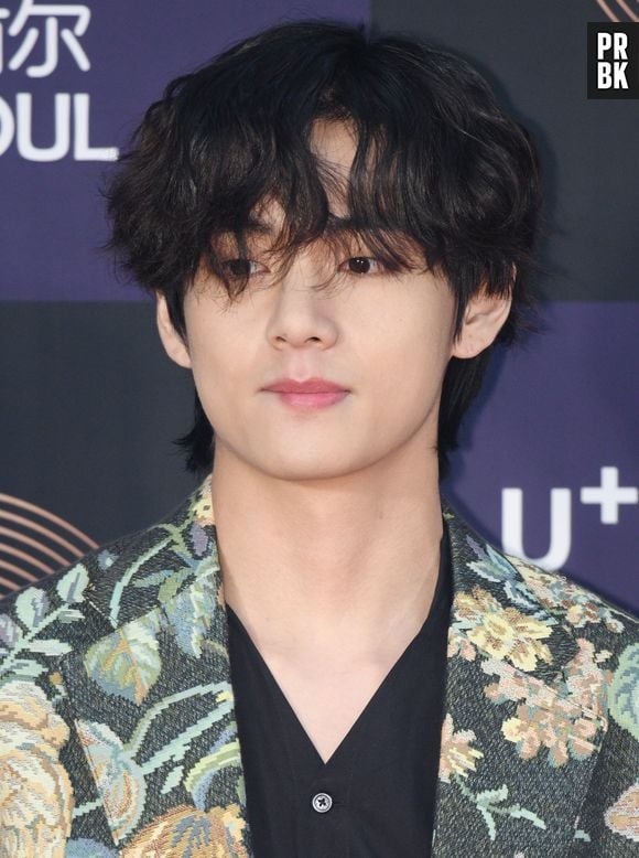 V, do BTS, se pronuncia a respeito de rumores de namoro: "Cuidado com o pescoço"