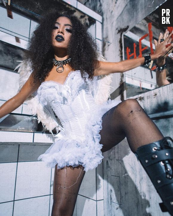 Any Gabrielly, do Now United, arrasou com fantasia de anjo no Halloween